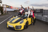 Eugen Oberkamm (Director Motorsport), Andreas Preuninger (Director GT Model Line), Lars Kern (Porsche Testpiloot) en Dr. Frank-Steffen Walliser (Vice President Motorsport en GT-wagens) bij de Porsche 911 GT2 RS