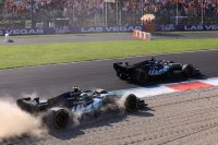 Kimi Antonelli in de grindbak achter George Russell