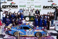 Michael Schrom, Kevin Buckler, Jörg Bergmeister en Timo Bernhard winnen de 24H Daytona in 2003 in hun Porsche 911 GT3 RS