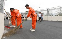 Marshalls maken de baan proper