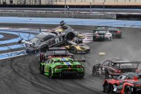 Spectaculaire crash tussen de Twin Busch by Equipe Vitesse Mercedes-AMG en de JP Motorsport McLaren
