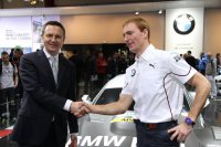 Maxime Martin wordt gelukgewenst door Peter Kronschnabl, CEO BMW Belux