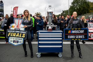 American Festival NASCAR Finals: De pitwalk en gridwalk van zondag in beeld gebracht American Festival NASCAR Finals: De pitwalk en gridwalk van zondag in beeld gebracht