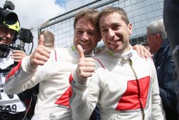 Frédéric Vervisch en Robin Frijns vieren de zege - 24h Nürburgring 2022