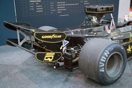 Lotus 76