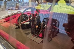 De opening van het Squadra Museum van Guy Moerenhout te Lier in beeld gebracht