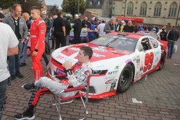 American Festival NASCAR Finals: De parade naar het Heldenplein in beeld gebracht
