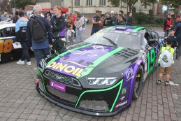American Festival NASCAR Finals: De parade naar het Heldenplein in beeld gebracht