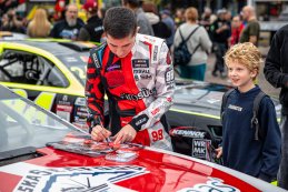 American Festival NASCAR Finals: De parade naar het Heldenplein in beeld gebracht
