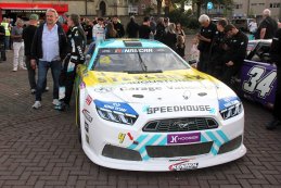 American Festival NASCAR Finals: De parade naar het Heldenplein in beeld gebracht