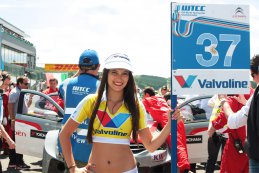 Spa: Babes en de startgrid in beeld