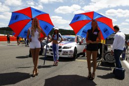 Spa: Babes en de startgrid in beeld