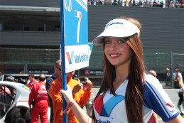 Spa: Babes en de startgrid in beeld