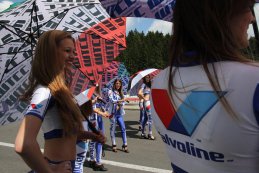Spa: Babes en de startgrid in beeld