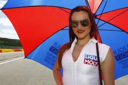 Spa: Babes en de startgrid in beeld