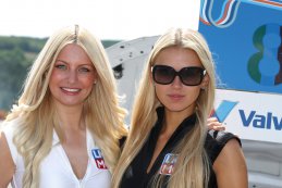 Spa: Babes en de startgrid in beeld