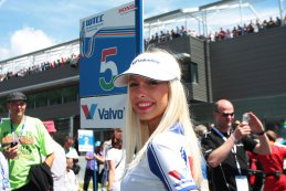 Spa: Babes en de startgrid in beeld