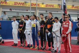 rijders tijdens volkslied GP Bahrein 2015