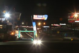 nachtelijk beeld tribunes 24 Heures du Mans 2015