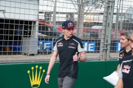 Max Verstappen doet een trackwalk in Melbourne