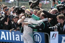 Lewis Hamilton na de finish