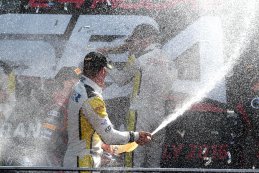 champagne spuiten op het podium 2016 BEC 24 Hours of Spa