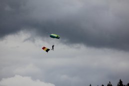 parachutist voor de start 2016 BEC 24 Hours of Spa