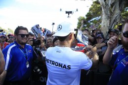 Lewis Hamilton tijdens handtekeningsessie F1 GP Australië 2017
