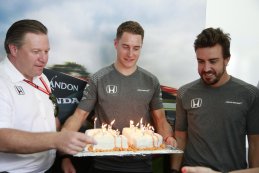 Zak Brown, Stoffel Vandoorne & Fernando Alonso rond zijn verjaardagstaart