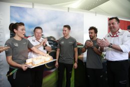 Stoffel Vandoorne krijgt verjaardagstaart van McLaren