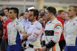 Fernando Alonso & Stoffel Vandoorne tijdens het Bahreins volkslied