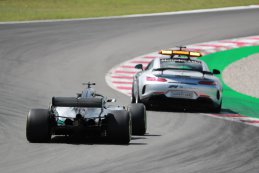 Lewis Hamilton - Mercedes achter Safety Car