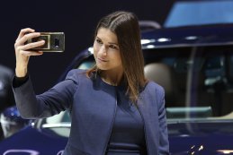 Brussels Motor Show 2020 - Promogirl
