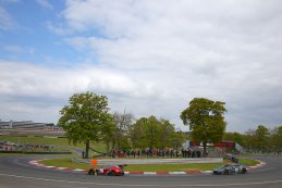 AKKA ASP Team vs. R-Motorsport - Mercedes-AMG GT3 vs. Aston Martin Vantage AMR