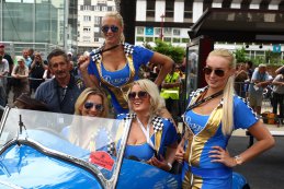 Beelden van de parade en het vrouwelijk schoon