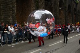 Beelden van de parade en het vrouwelijk schoon