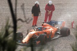 Fernando Alonso verloor een wiel van zijn MCL33