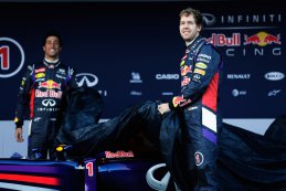 Sebastian Vettel en Daniel Ricciardo halen het doek van de RB10