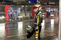Frédéric Vervisch wacht in de gietende regen om het stuur over te nemen van de Proton Mustang #64