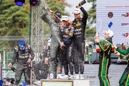Feestgedruis op het podium