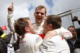 Frédéric Vervisch, Dries Vanthoor en Robin Frijns vieren de zege in de 24h Nürburgring 2022