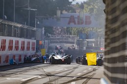 Chaos na de start van de E-Prix