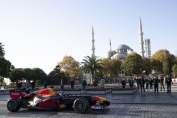 Red Bull Racing op de Bosporusbrug