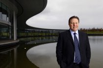 McLaren trekt Zak Brown aan nadat het Ron Dennis aan de kant schoof