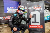Aurélien Comte wint bandenroulette, Mikel Azcona gokt verkeerd en levert in (Race 2)