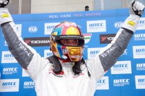 Hungaroring: Yvan Muller lukt tweede seizoenszege - Monteiro mee op podium