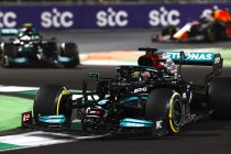 Saoedi-Arabië: Hamilton verslaat Verstappen in chaotische race