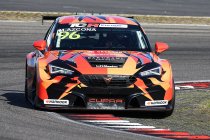 Nürburgring: Mikel Azcona wint na verbeten duel