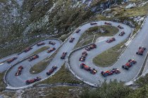 Buemi jaagt F1-bolide over de Via Tremola richting Gotthardpas(+ Video)