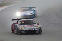 Barcelona: Winst voor Attempto Audi in kletsnatte race 1